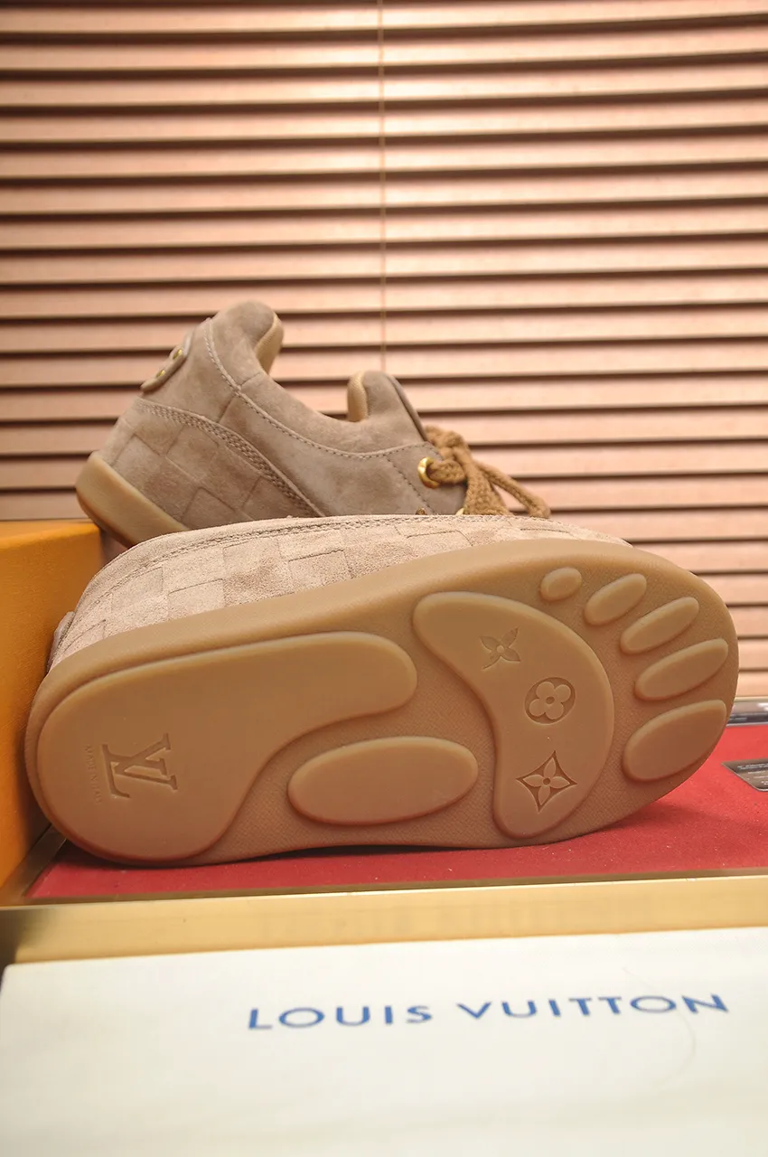 Men's men's shoes💰700💶 🔥New style🔥 LV co-branded nigo, ugly and cute😍Many Internet celebrities have put on their shoes, classic and versatile items.  ❄️Fabric: Imported high mercerized cow suede. ❄️Inner lining: high-grade elastic mesh, ❄️Outsole: original molded outsole, palm print rubber outsole with hidden L letter and Monongram flower ❄️Size: Female 35-41 (Female 41 customized), Male 39-46 (45-46 customized)